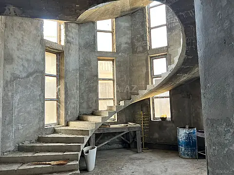 Satılır 9 otaqlı həyət evi 672 m²