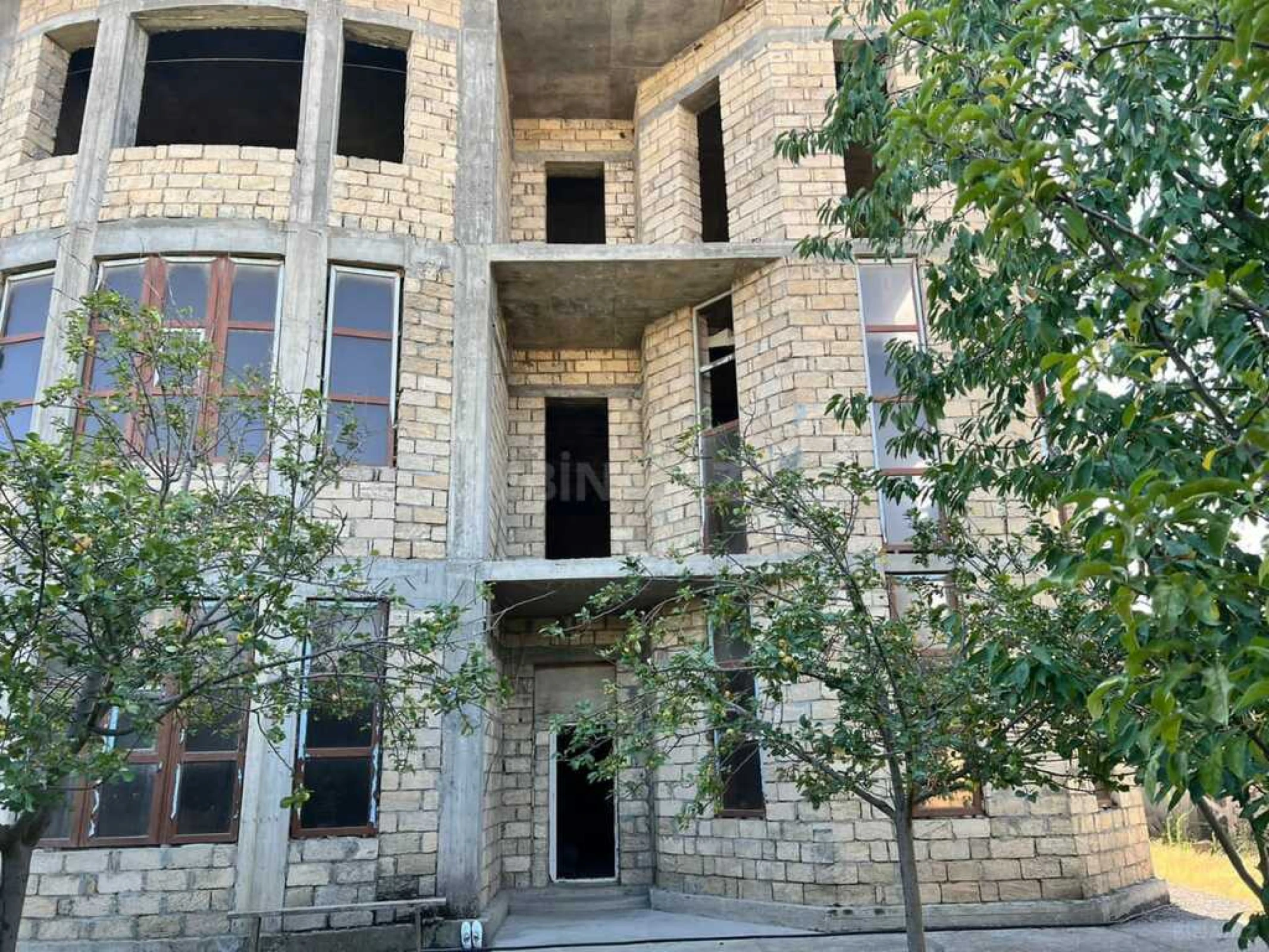 Satılır 9 otaqlı həyət evi 672 m²
