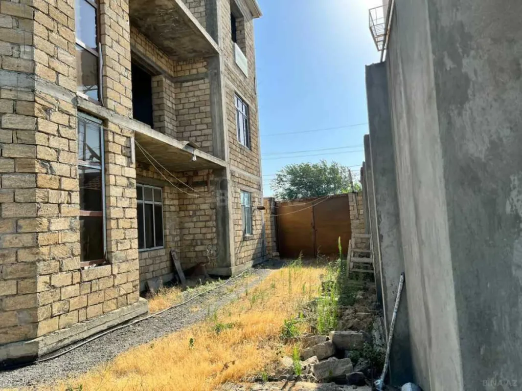 Satılır 9 otaqlı həyət evi 672 m²