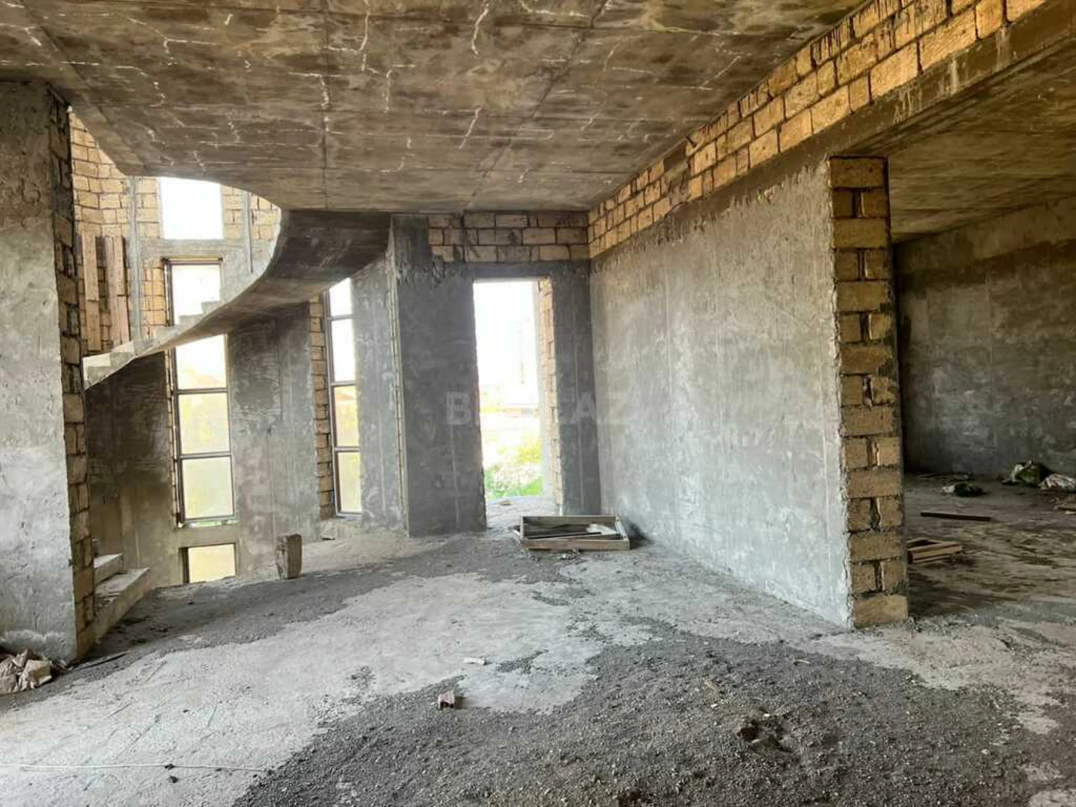 Satılır 9 otaqlı həyət evi 672 m²