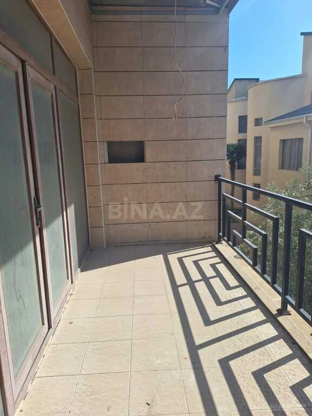 Satılır 11 otaqlı həyət evi 540 m²