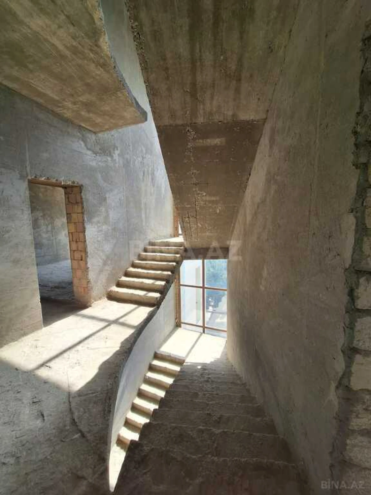 Satılır 11 otaqlı həyət evi 540 m²