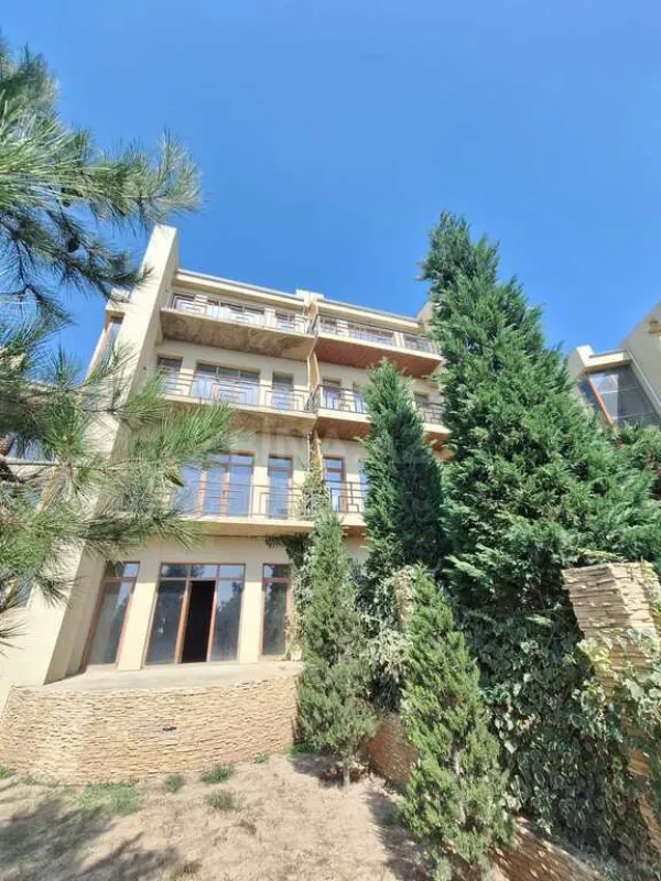 Satılır 11 otaqlı həyət evi 540 m²