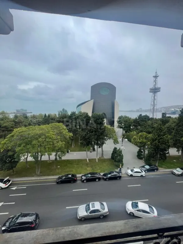 Kirayə verilir 5 otaqlı mənzil 400 m²