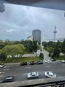 Kirayə verilir 5 otaqlı mənzil 400 m²