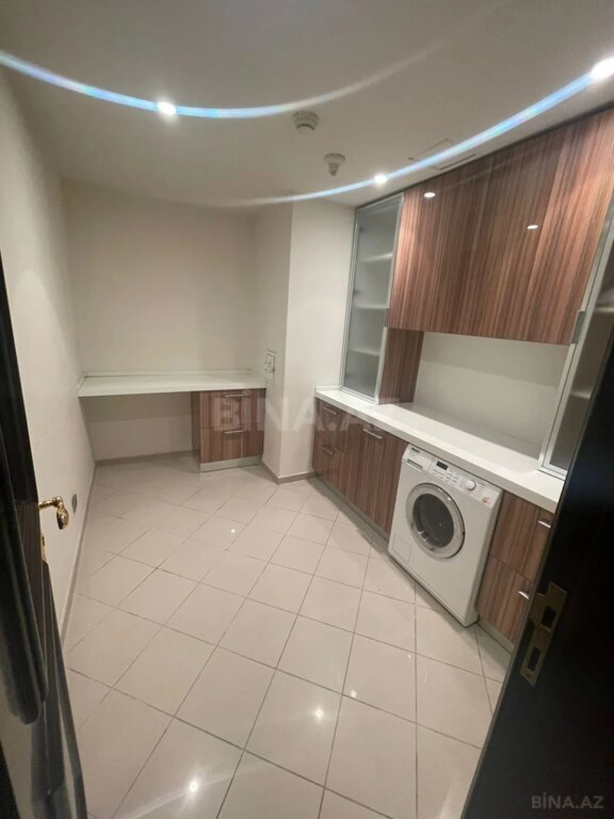 Kirayə verilir 5 otaqlı mənzil 400 m²