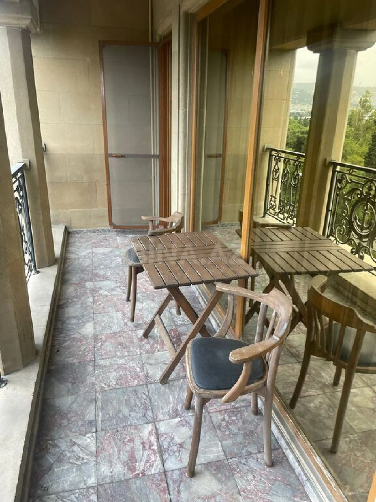 Kirayə verilir 5 otaqlı mənzil 400 m²