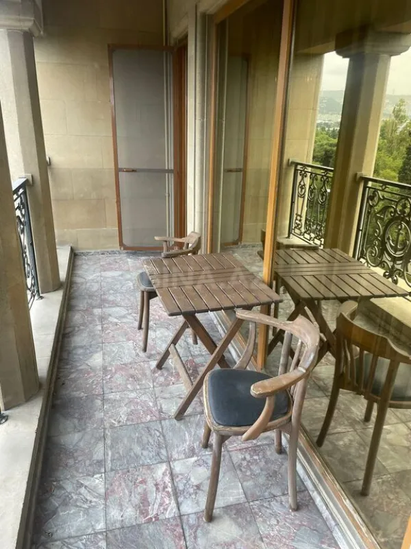 Kirayə verilir 5 otaqlı mənzil 400 m²