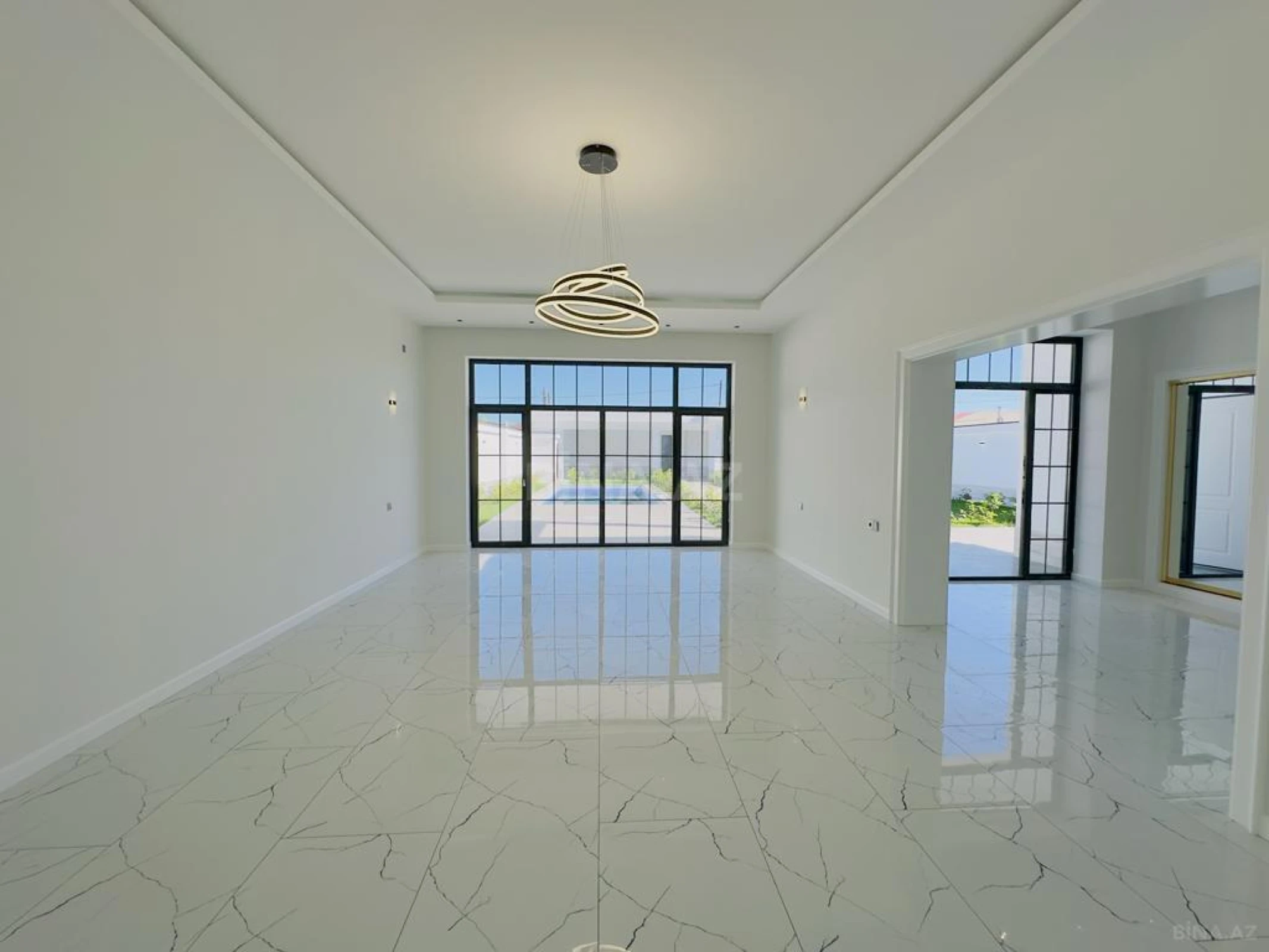 Satılır 5 otaqlı həyət evi 300 m²
