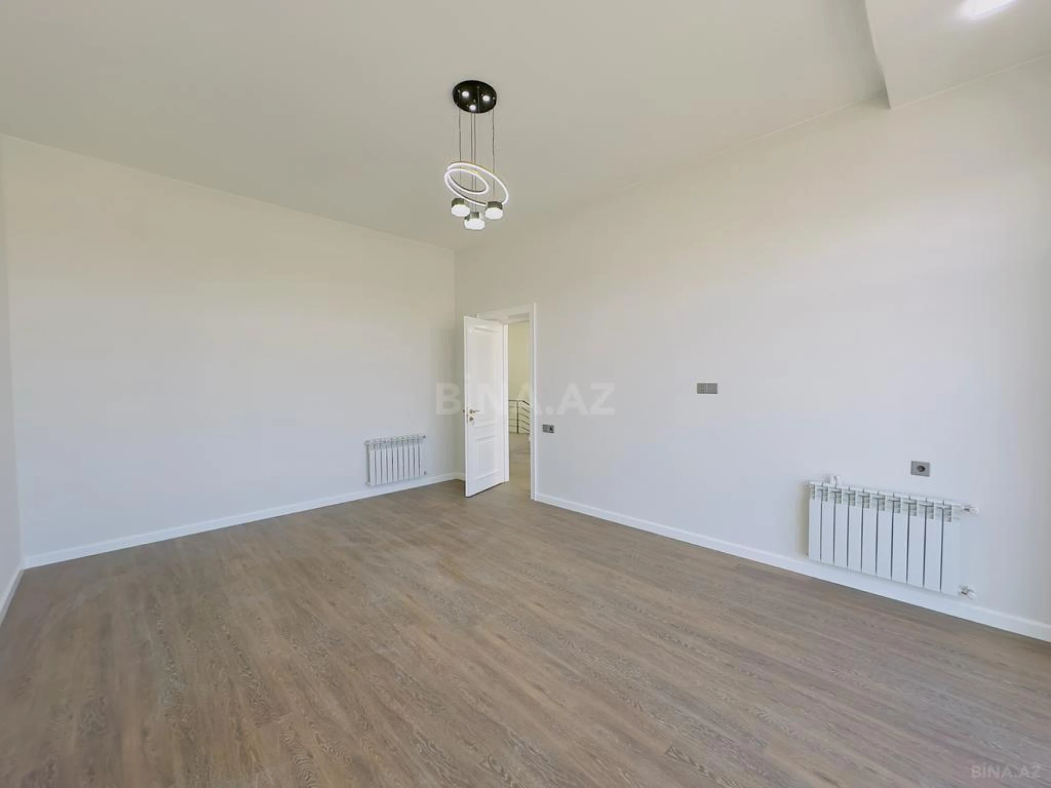 Satılır 5 otaqlı həyət evi 300 m²