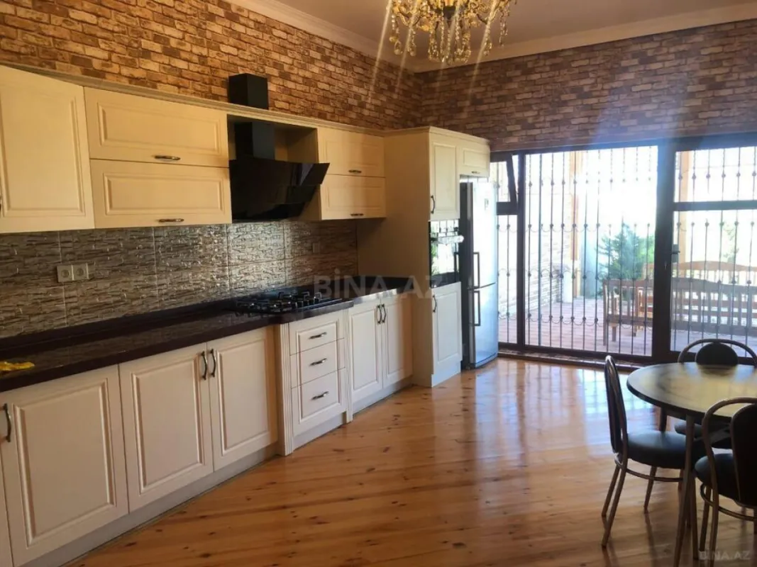 Kirayə verilir 6 otaqlı həyət evi 300 m²