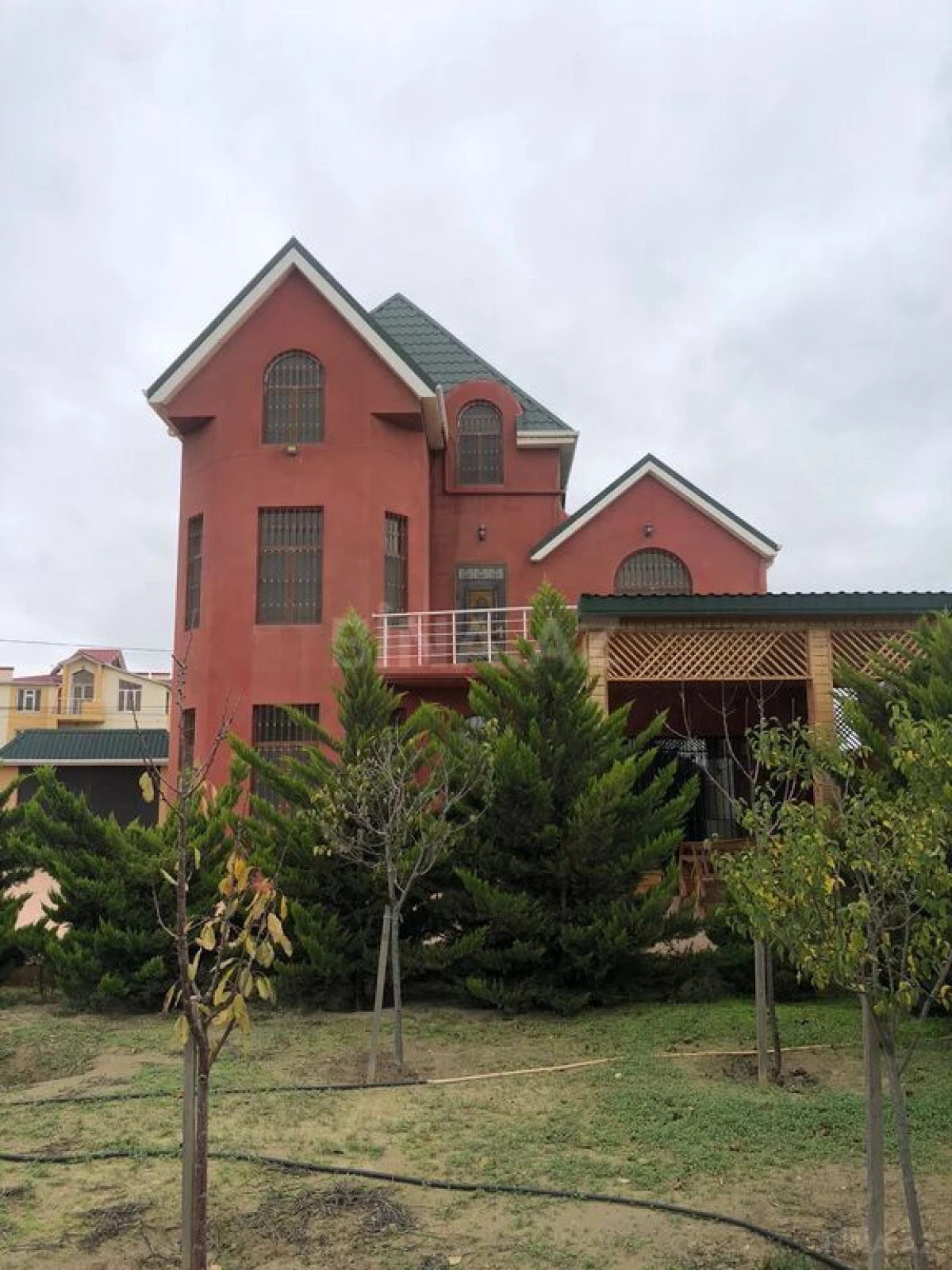 Kirayə verilir 6 otaqlı həyət evi 300 m²