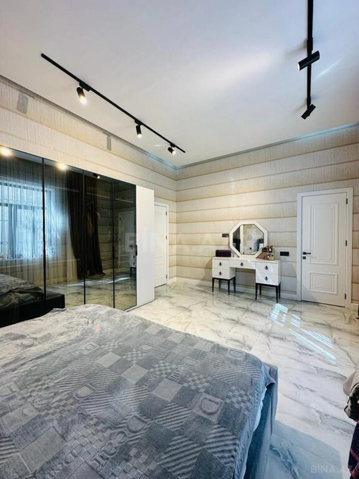 Satılır 5 otaqlı həyət evi 210 m²