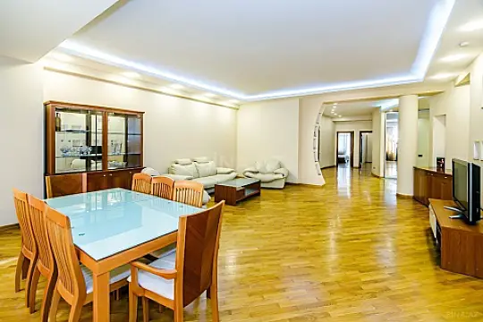 Kirayə verilir 3 otaqlı mənzil 170 m²