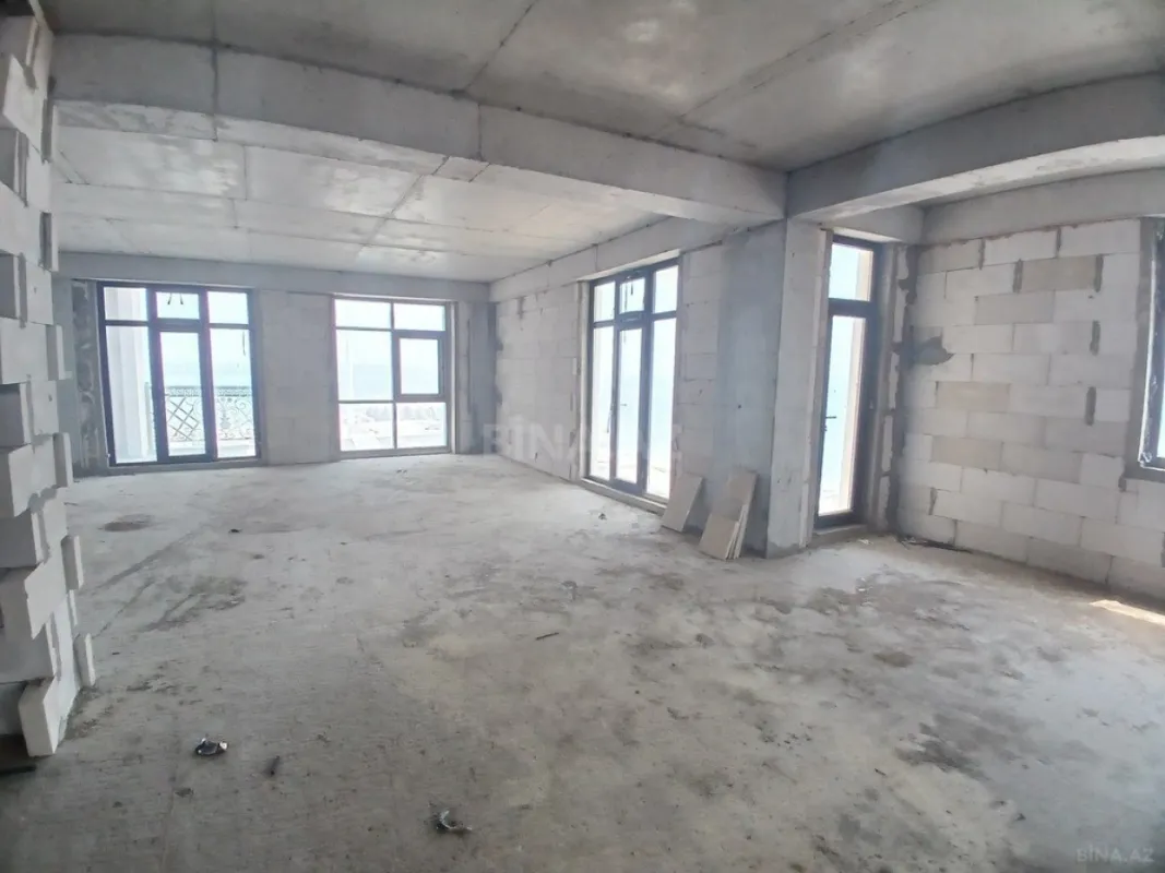 Satılır 3 otaqlı mənzil 153 m²
