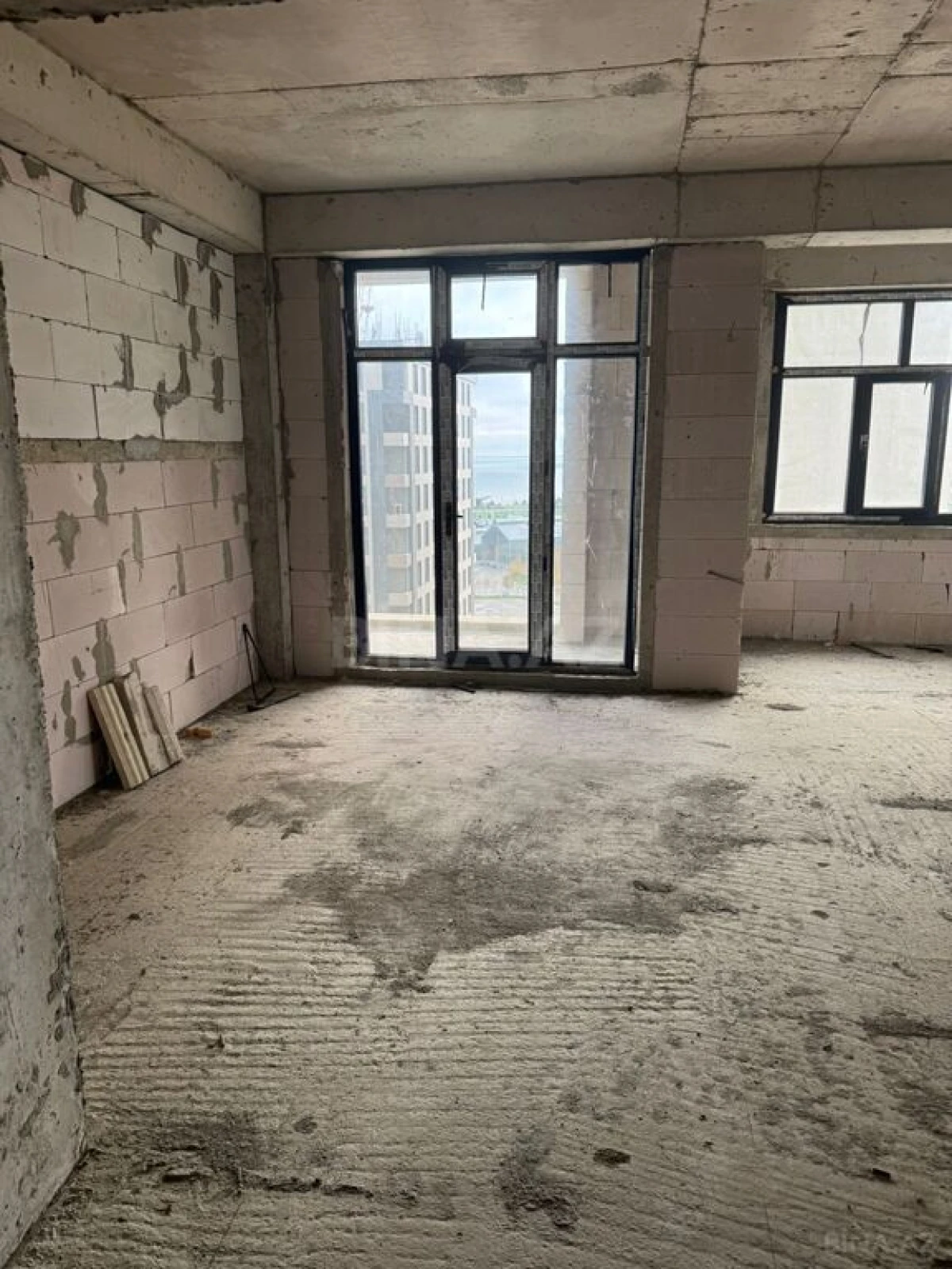 Satılır 3 otaqlı mənzil 153 m²