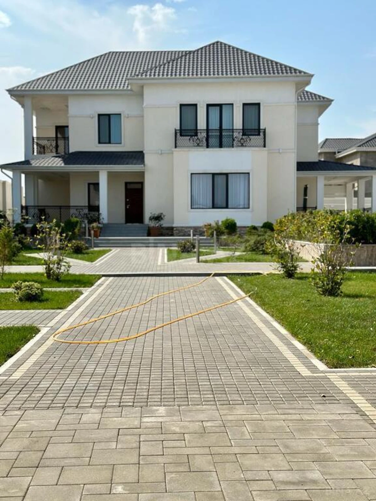 Satılır 6 otaqlı həyət evi 350 m²