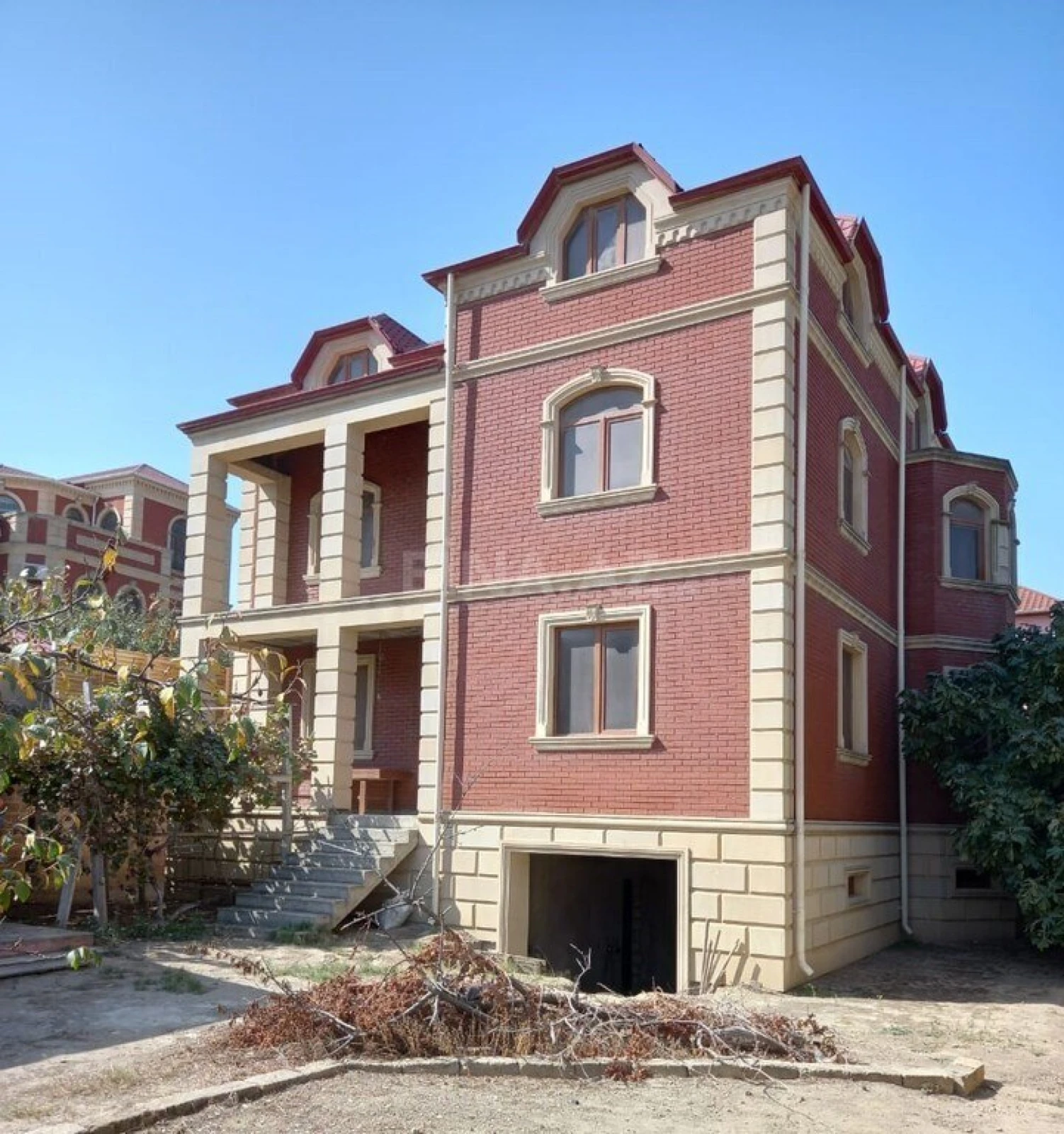 Satılır 5 otaqlı həyət evi 445 m²