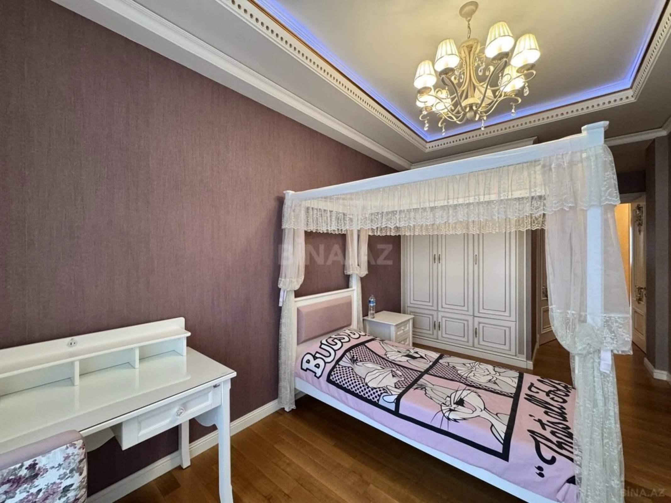 Satılır 5 otaqlı mənzil 300 m²