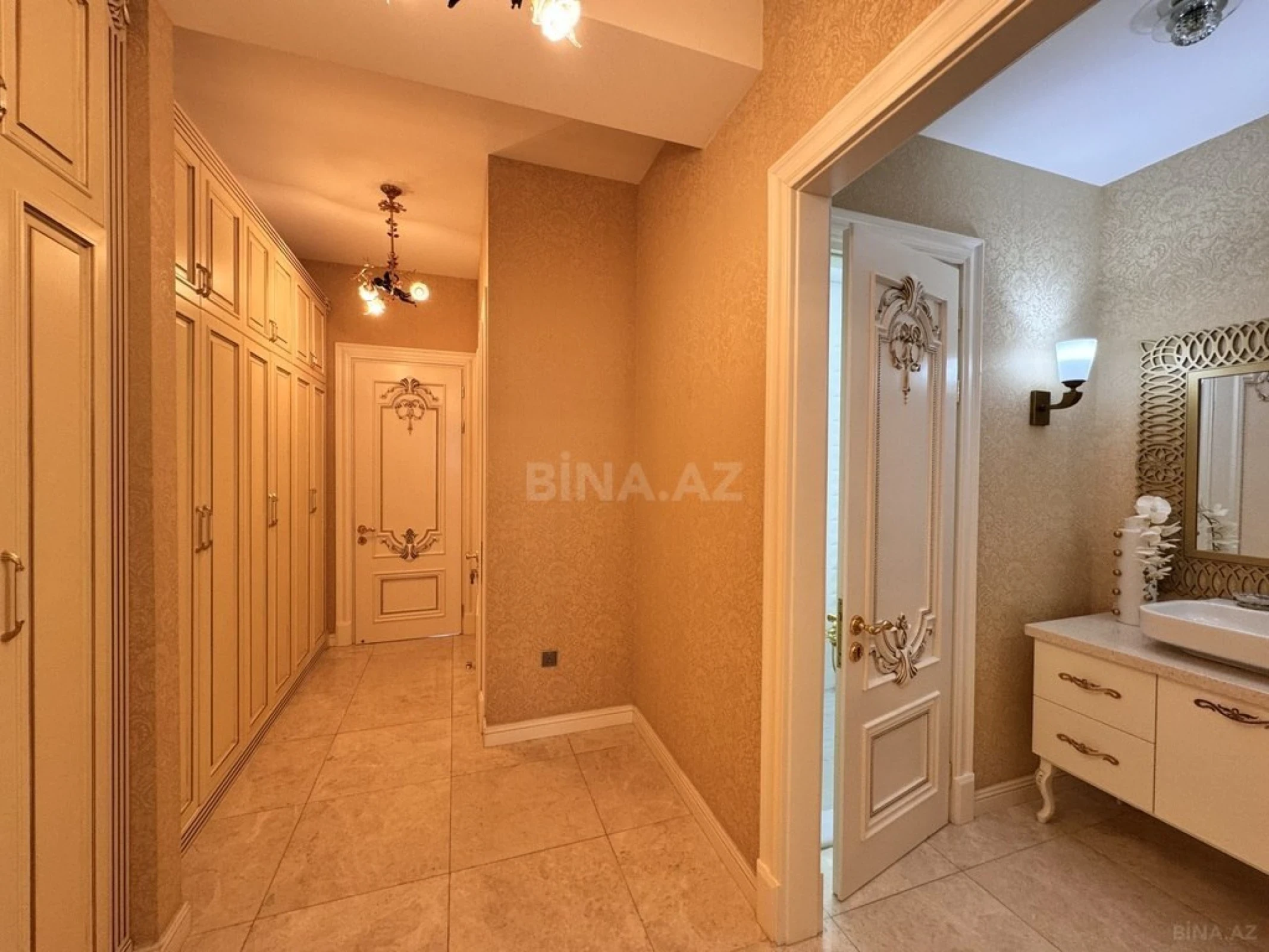 Satılır 5 otaqlı mənzil 300 m²