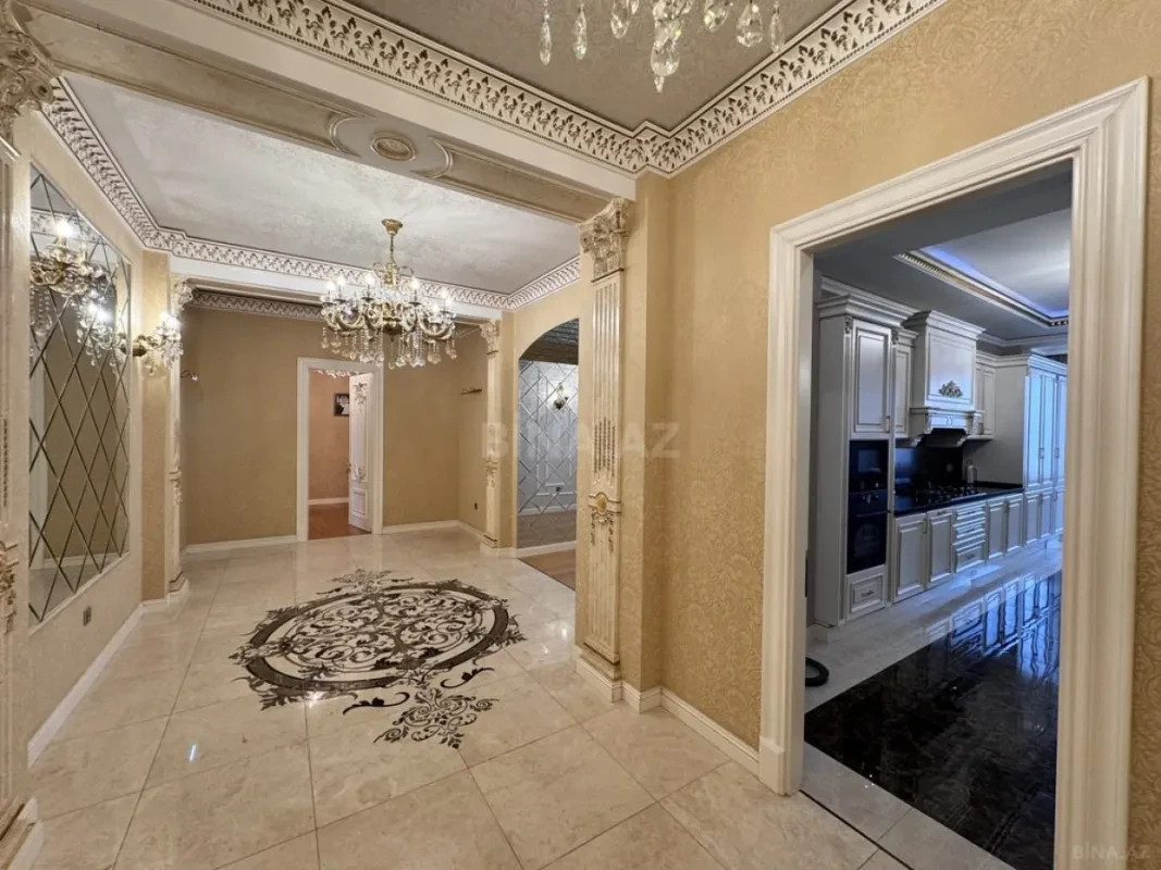 Satılır 5 otaqlı mənzil 300 m²