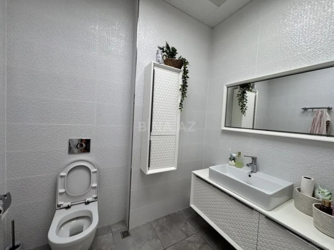 Satılır 5 otaqlı mənzil 300 m²