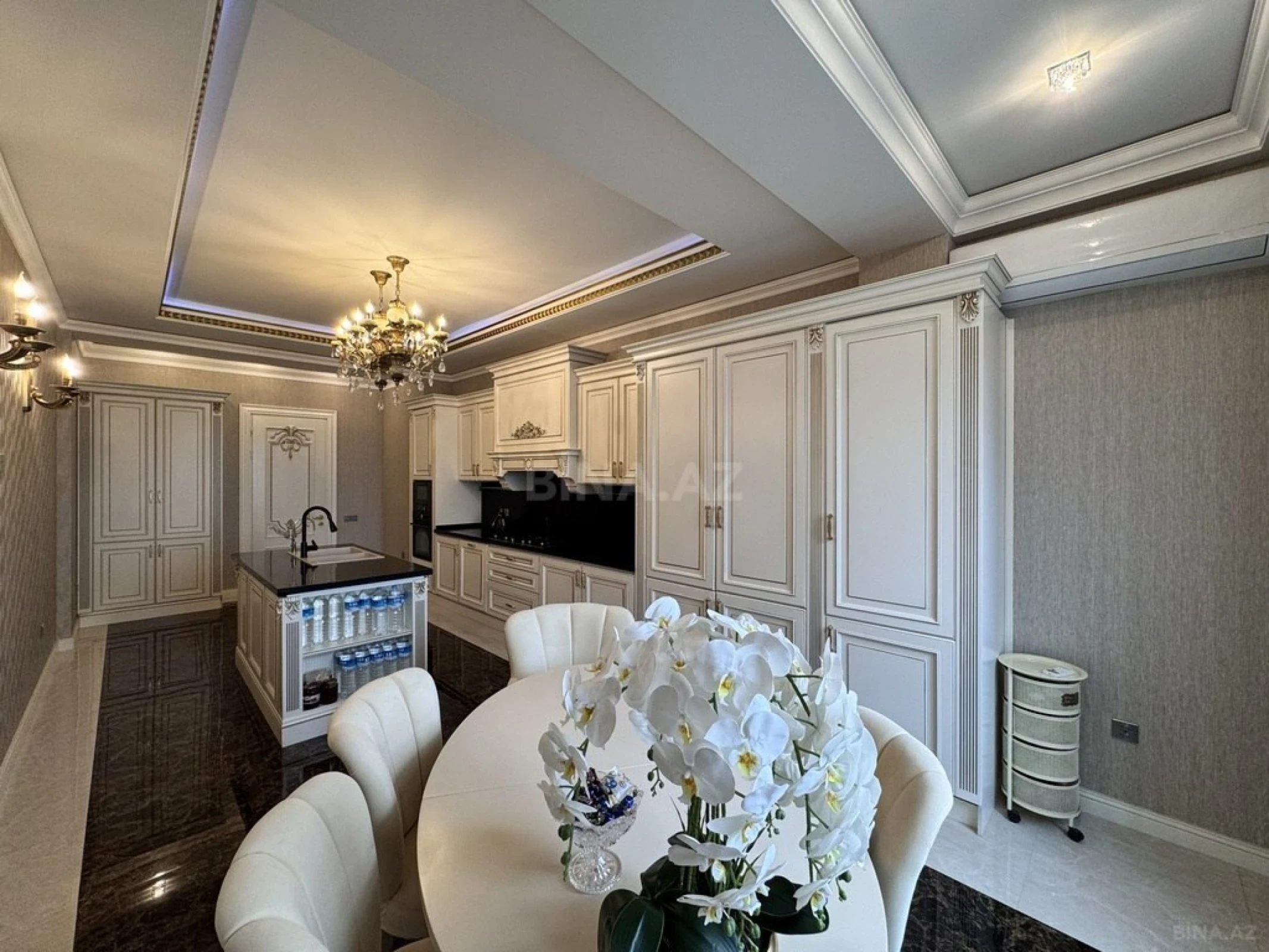 Satılır 5 otaqlı mənzil 300 m²
