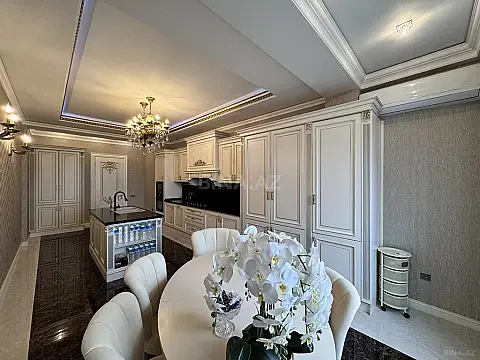 Satılır 5 otaqlı mənzil 300 m²