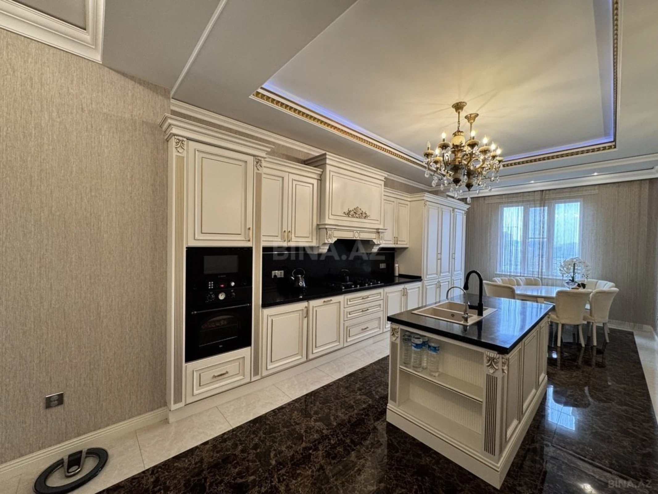 Satılır 5 otaqlı mənzil 300 m²
