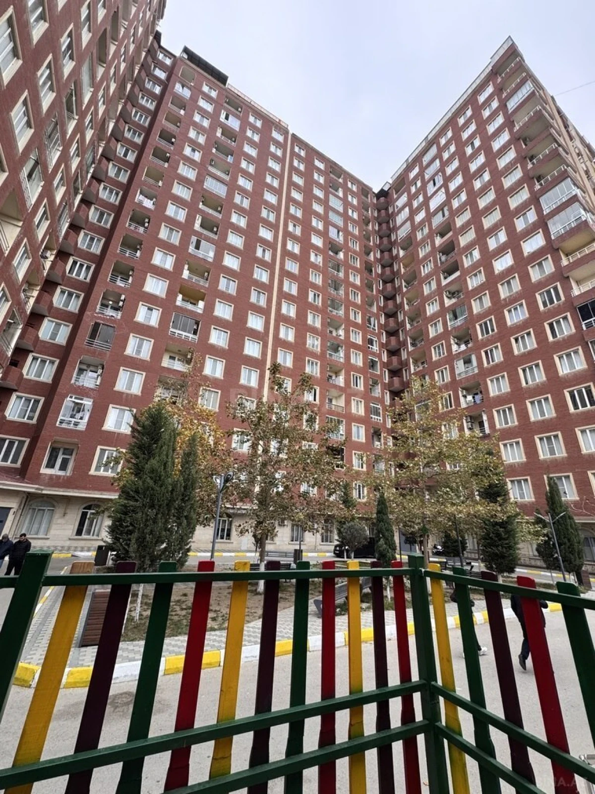 Satılır 5 otaqlı mənzil 300 m²