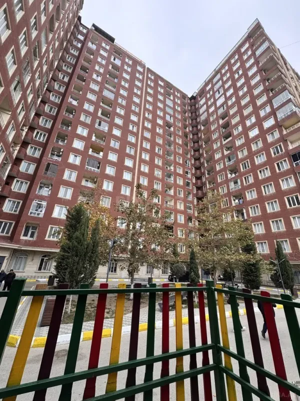 Satılır 5 otaqlı mənzil 300 m²