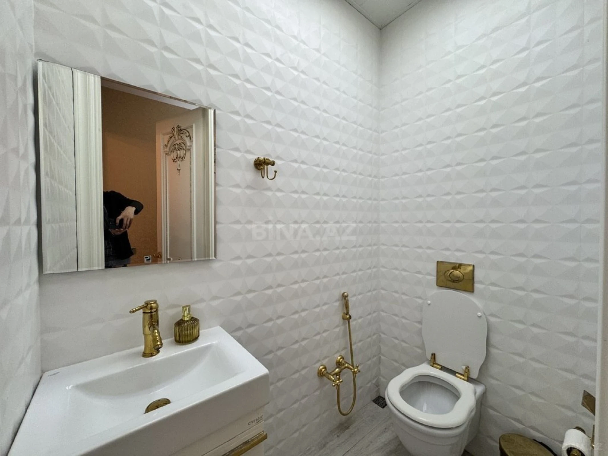 Satılır 5 otaqlı mənzil 300 m²