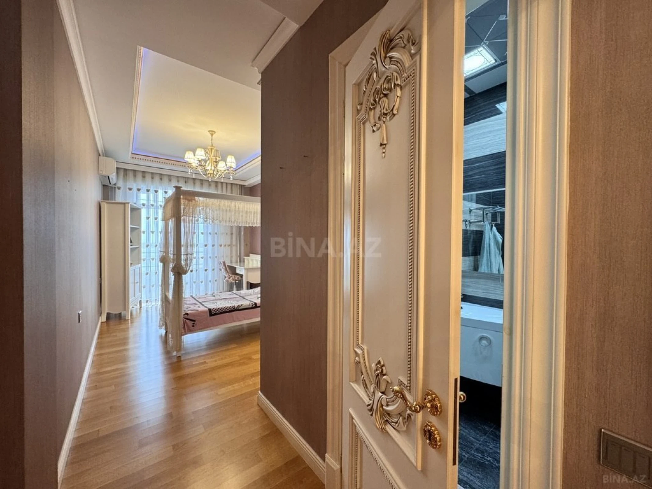 Satılır 5 otaqlı mənzil 300 m²