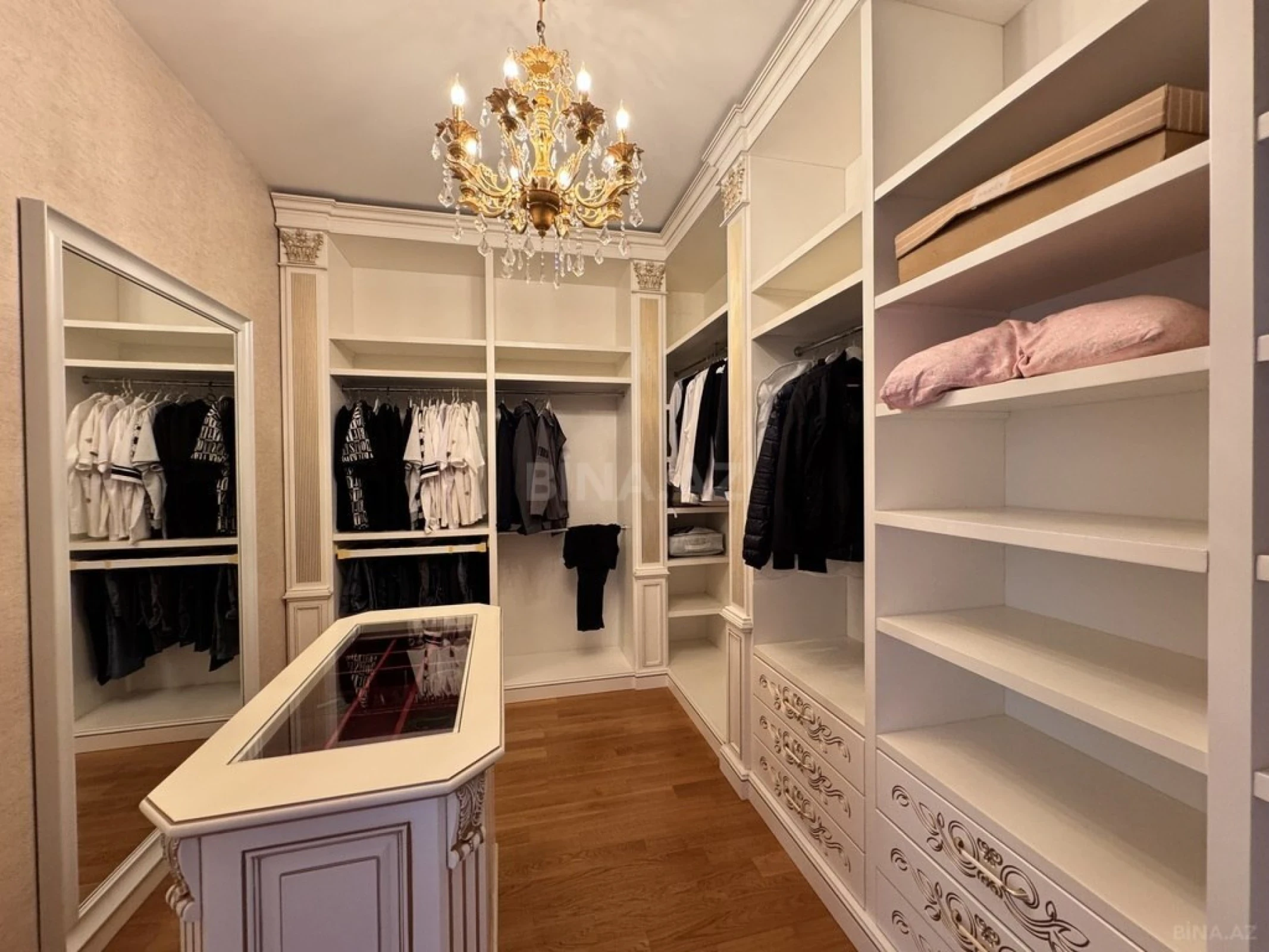 Satılır 5 otaqlı mənzil 300 m²
