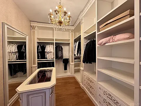 Satılır 5 otaqlı mənzil 300 m²