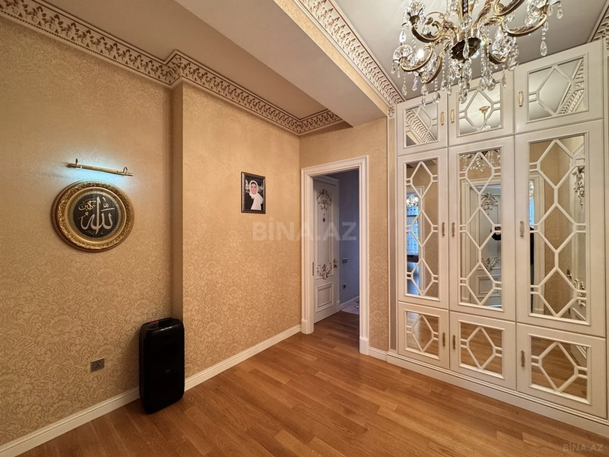 Satılır 5 otaqlı mənzil 300 m²
