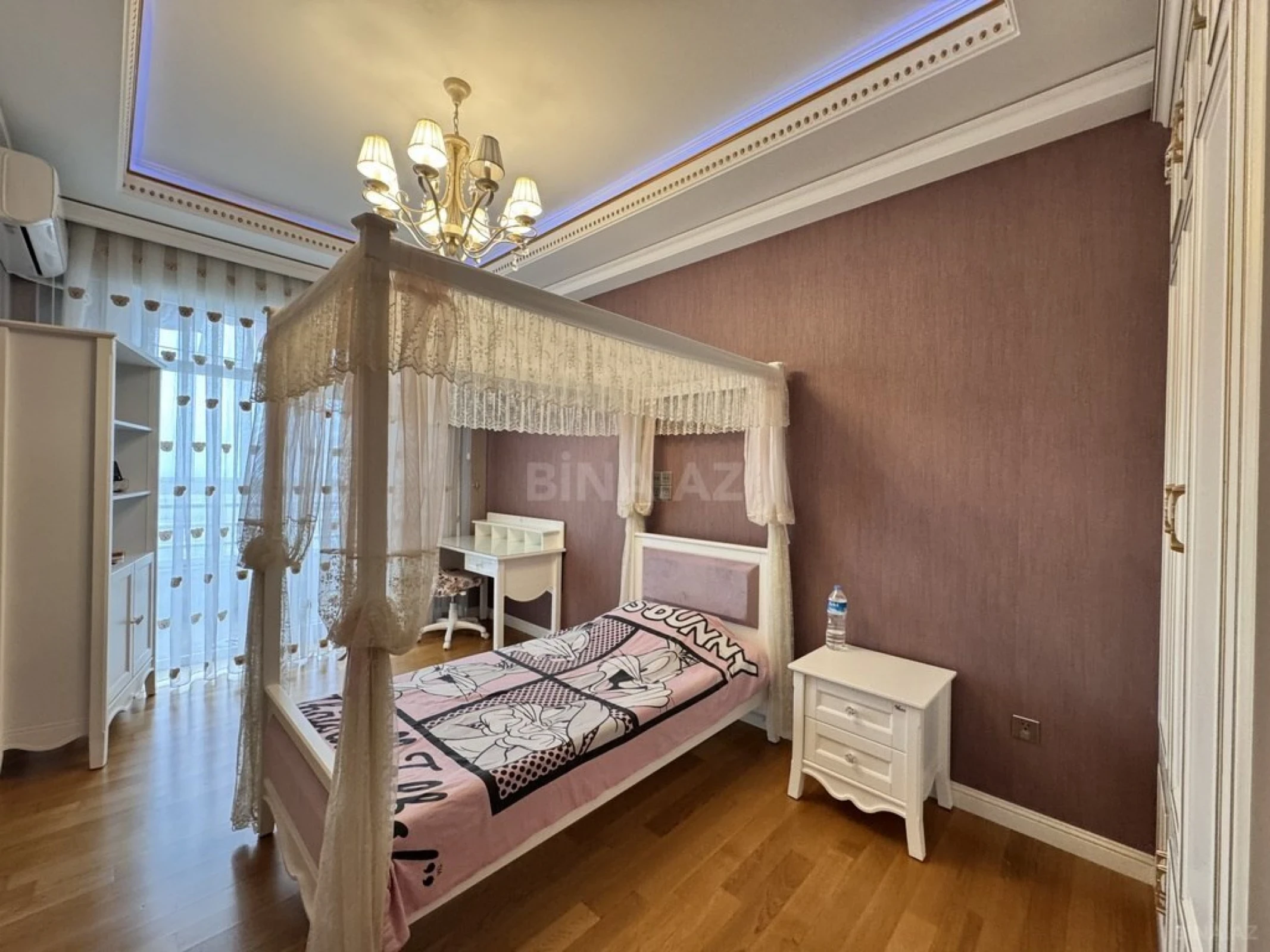 Satılır 5 otaqlı mənzil 300 m²