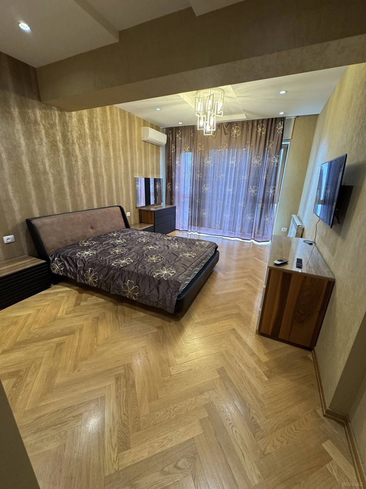 Kirayə verilir 4 otaqlı mənzil 181 m²