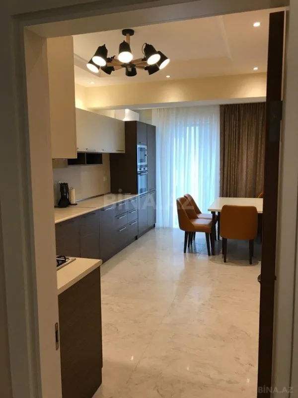 Kirayə verilir 4 otaqlı mənzil 181 m²