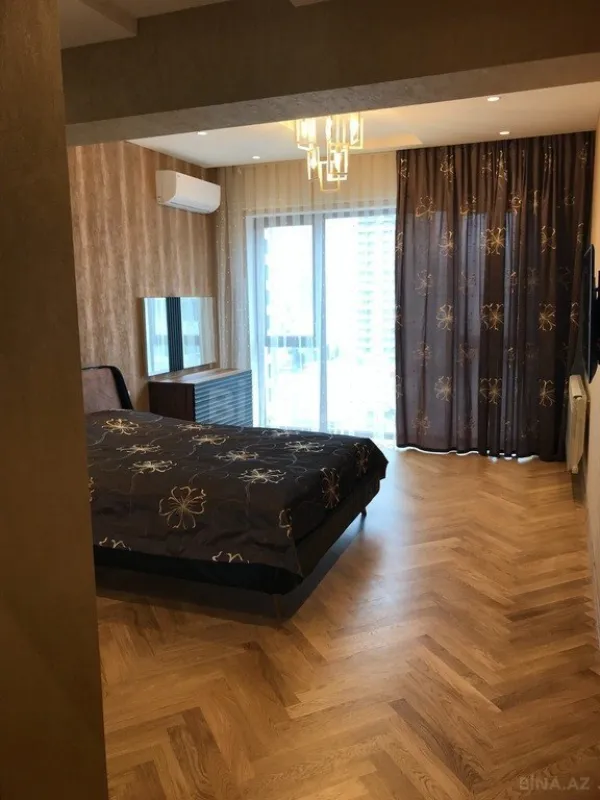 Kirayə verilir 4 otaqlı mənzil 181 m²