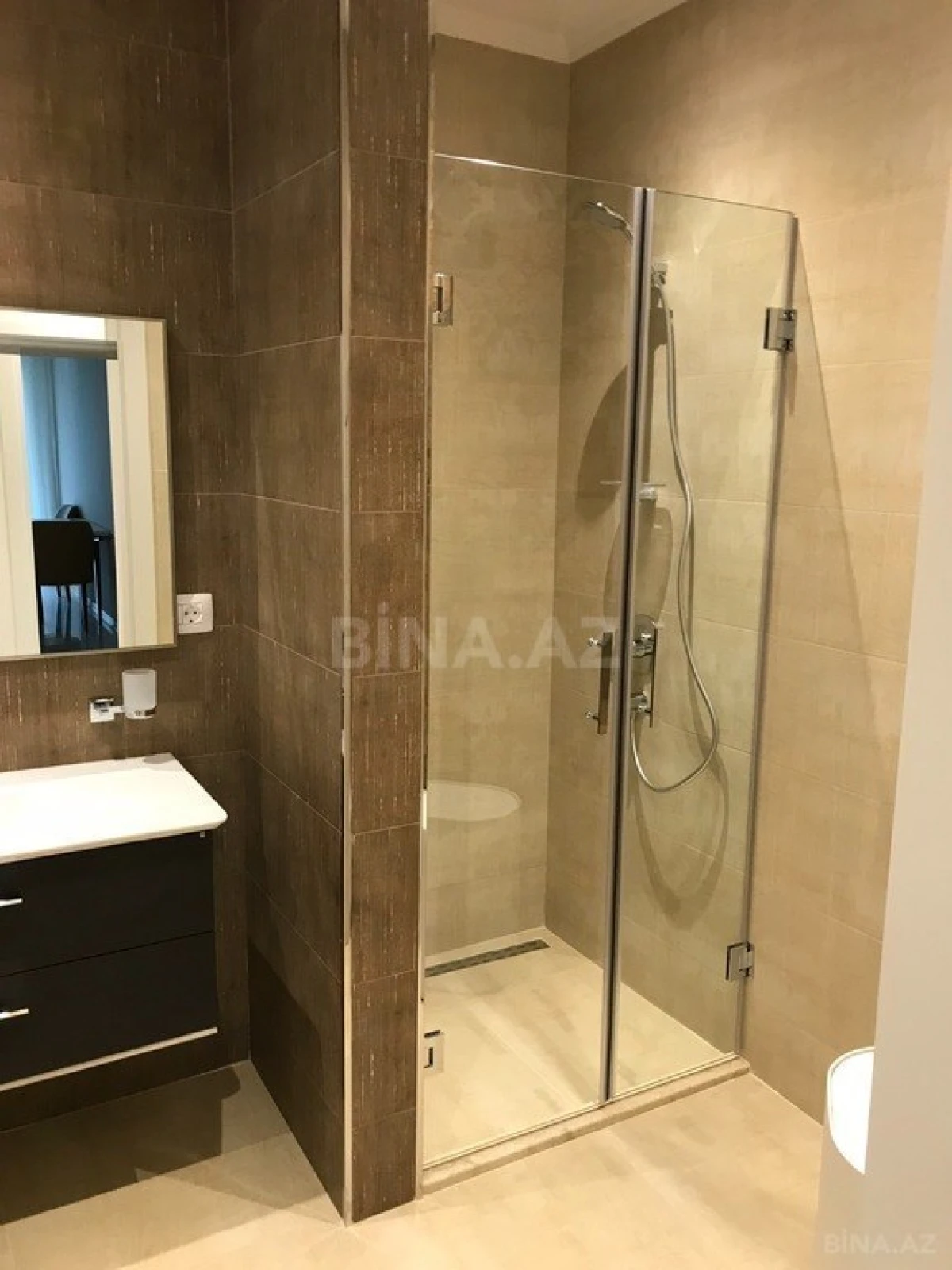 Kirayə verilir 4 otaqlı mənzil 181 m²