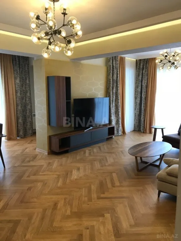 Kirayə verilir 4 otaqlı mənzil 181 m²
