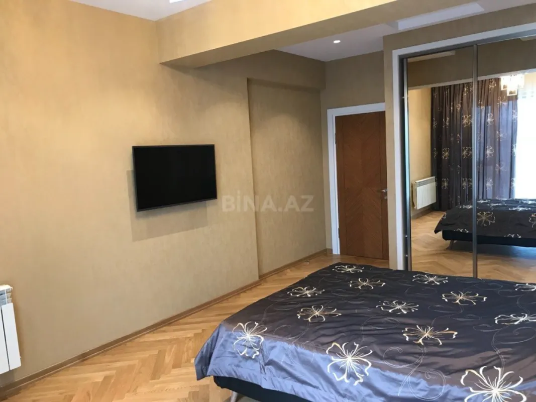 Kirayə verilir 4 otaqlı mənzil 181 m²