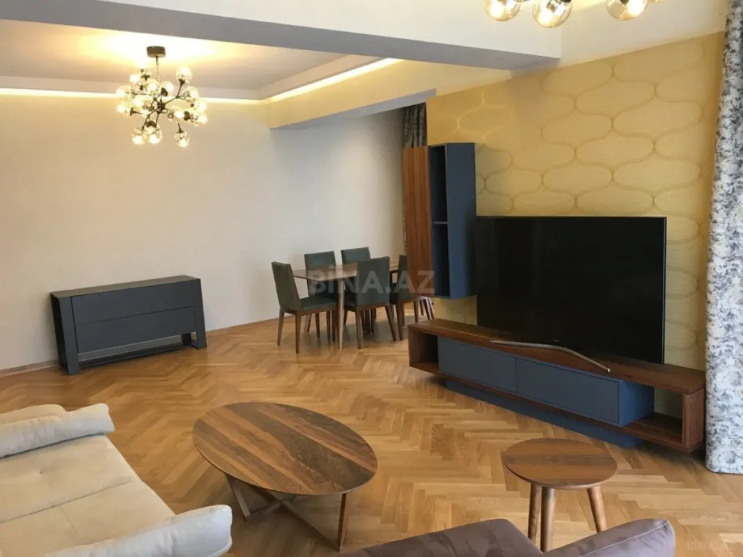 Kirayə verilir 4 otaqlı mənzil 181 m²