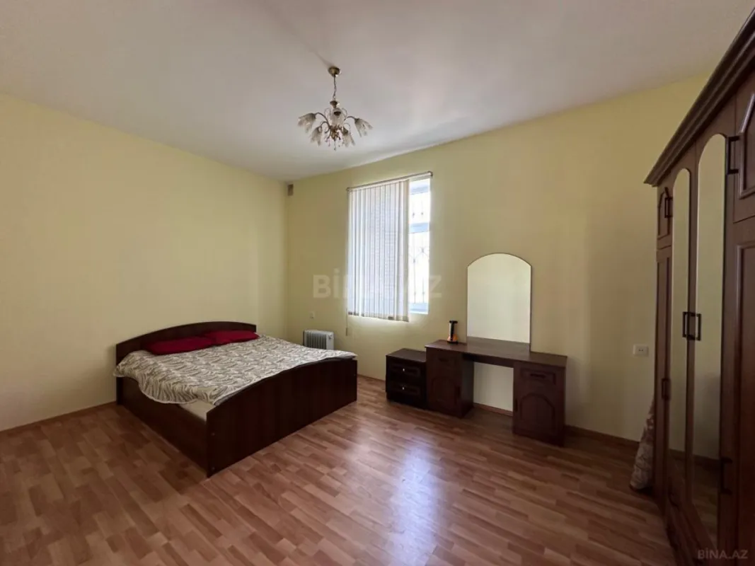 Satılır 7 otaqlı həyət evi 232 m²