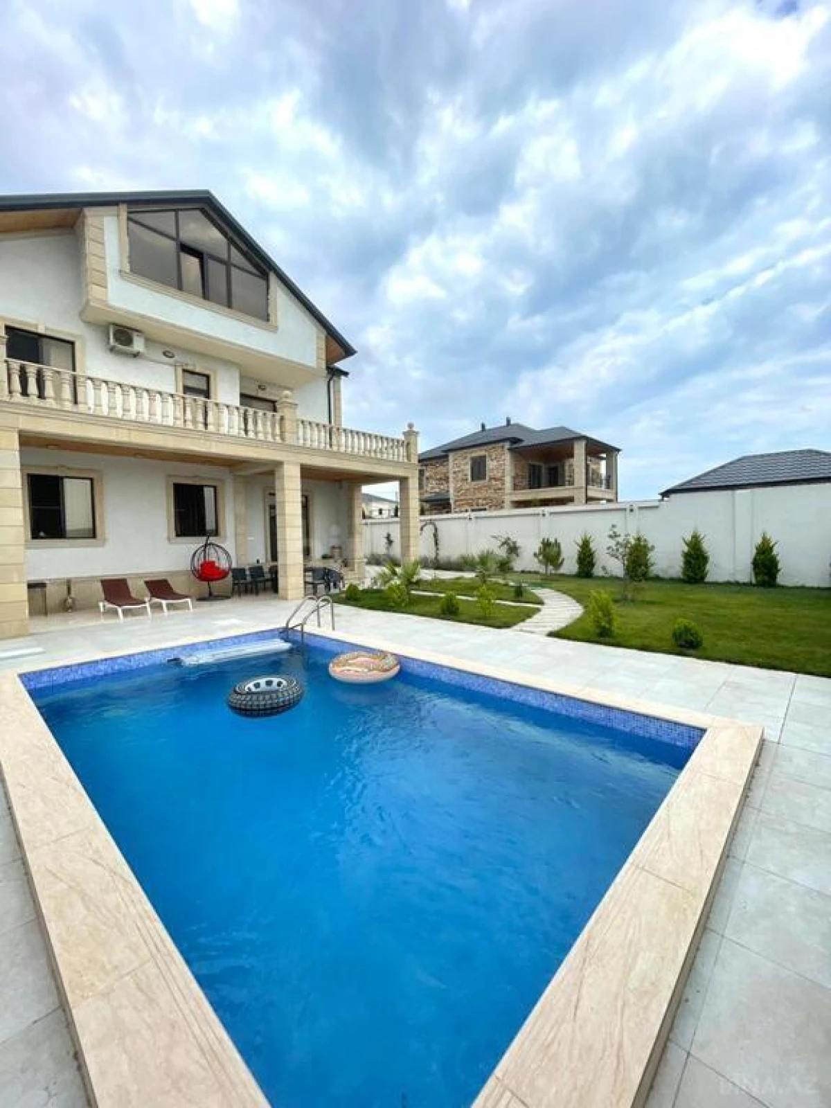 Satılır 5 otaqlı həyət evi 280 m²