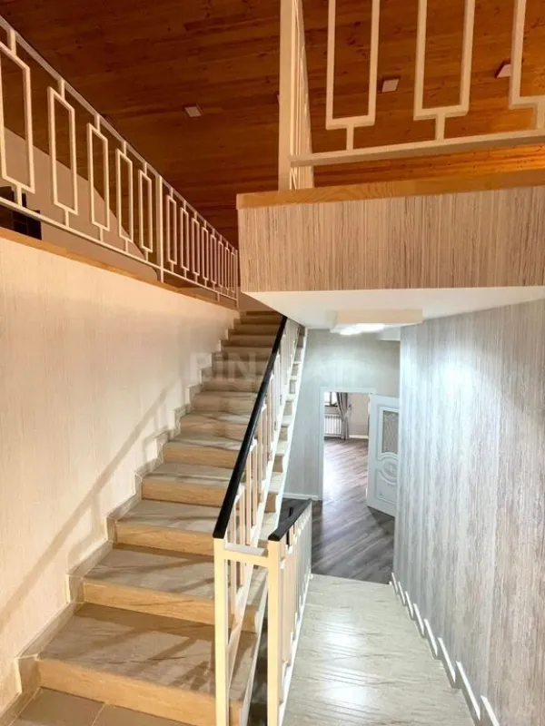 Satılır 5 otaqlı həyət evi 280 m²