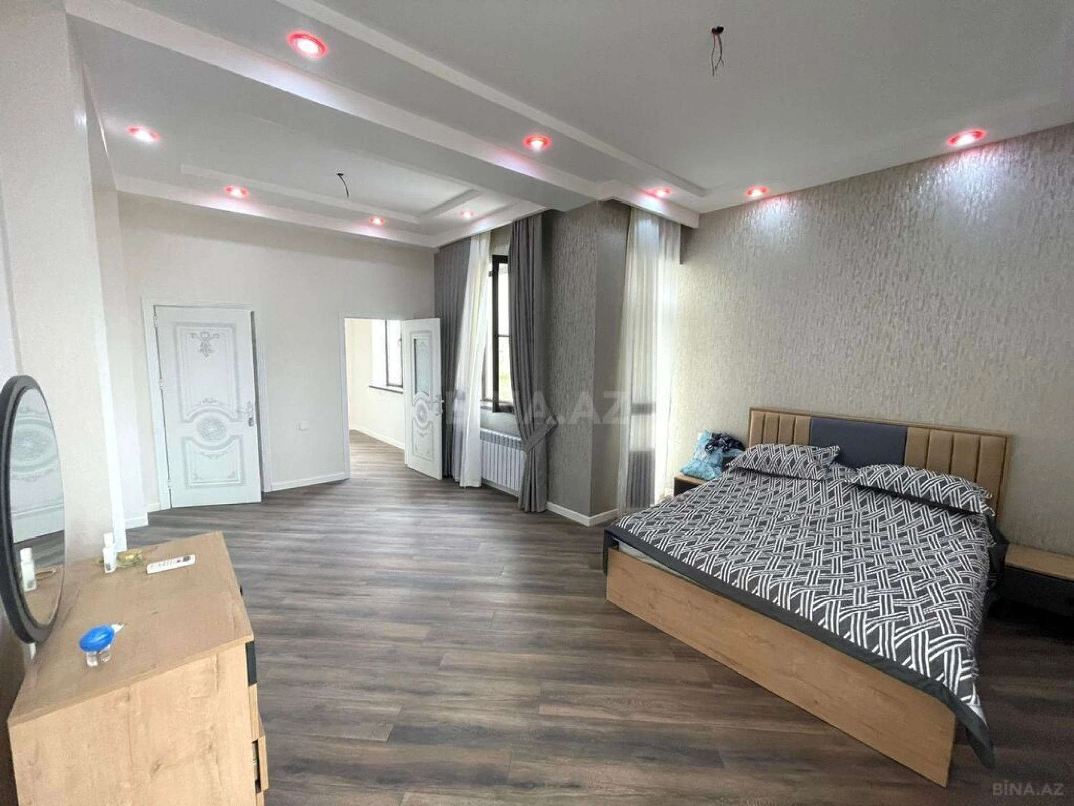 Satılır 5 otaqlı həyət evi 280 m²