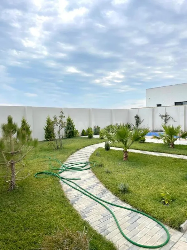 Satılır 5 otaqlı həyət evi 280 m²