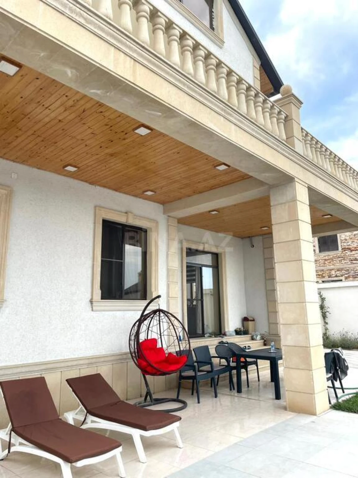 Satılır 5 otaqlı həyət evi 280 m²